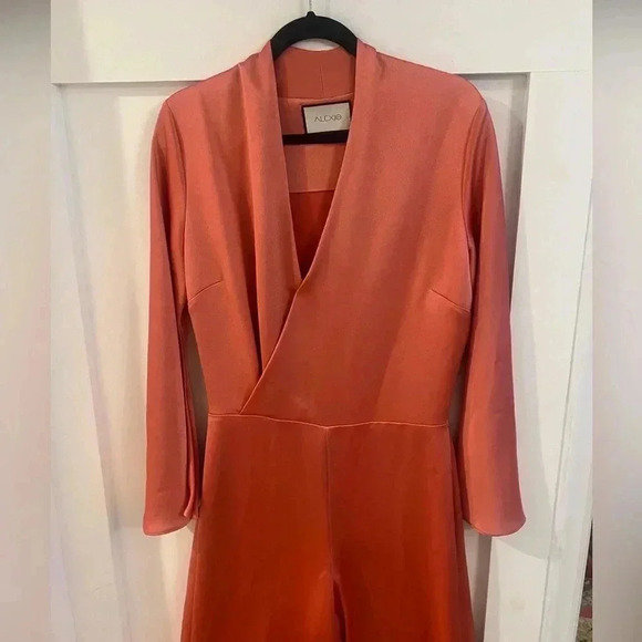 Alexis Raine Jumpsuit ​/​ Mono largo satinado color Salmón Large - Picture 4 of 10